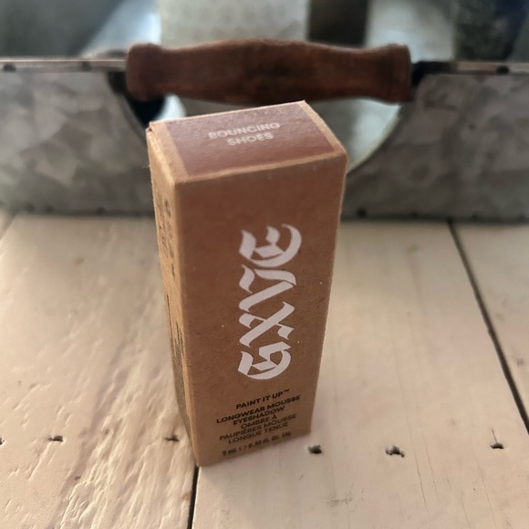 GXVE by Gwen Stefani Paint it Up 24 HR Cream Eyeshadow shade BOUNCING SHOES - Picture 3 of 6